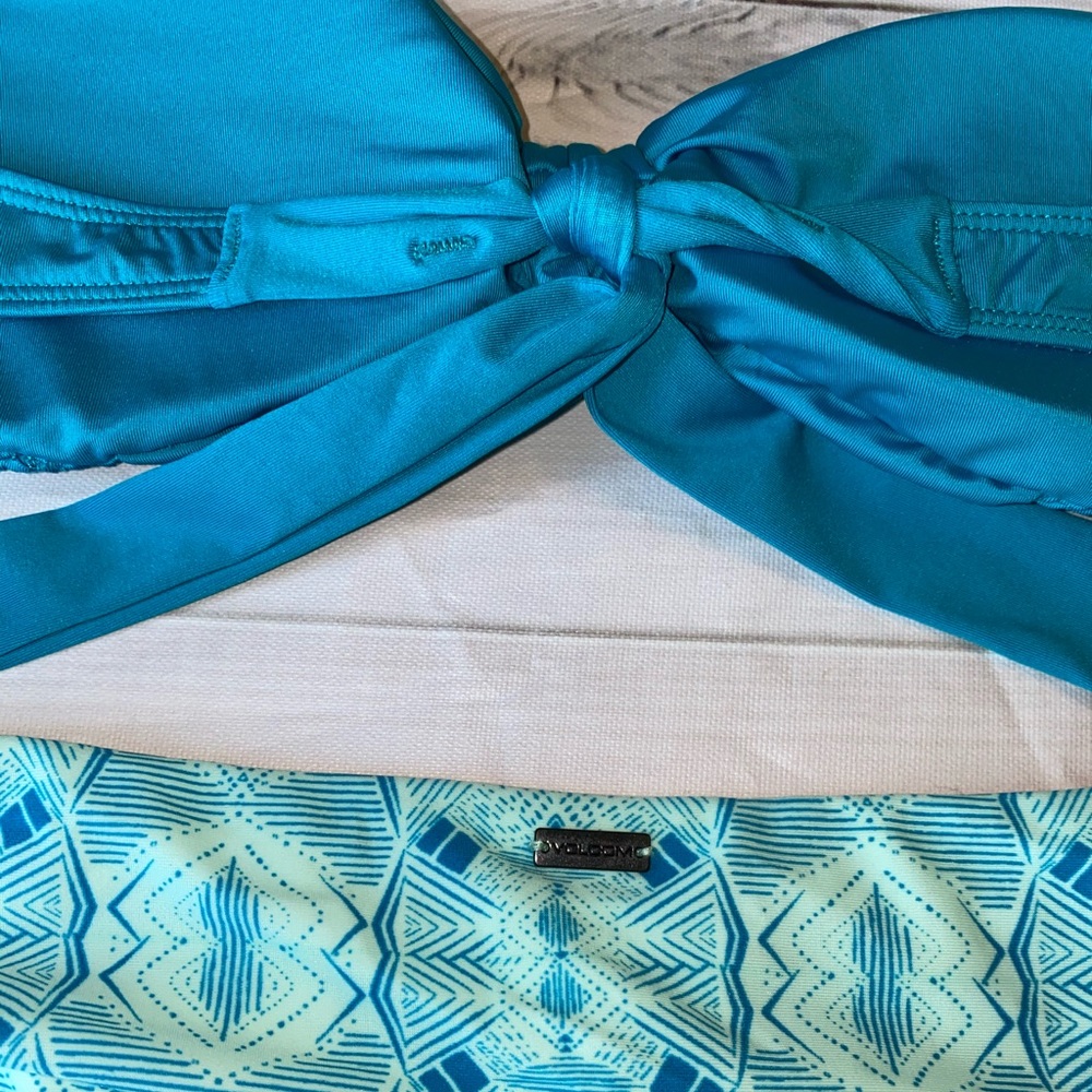 ✨💙 Volcom blue waves bandeau bikini set 💙✨ - Picture 4 of 6